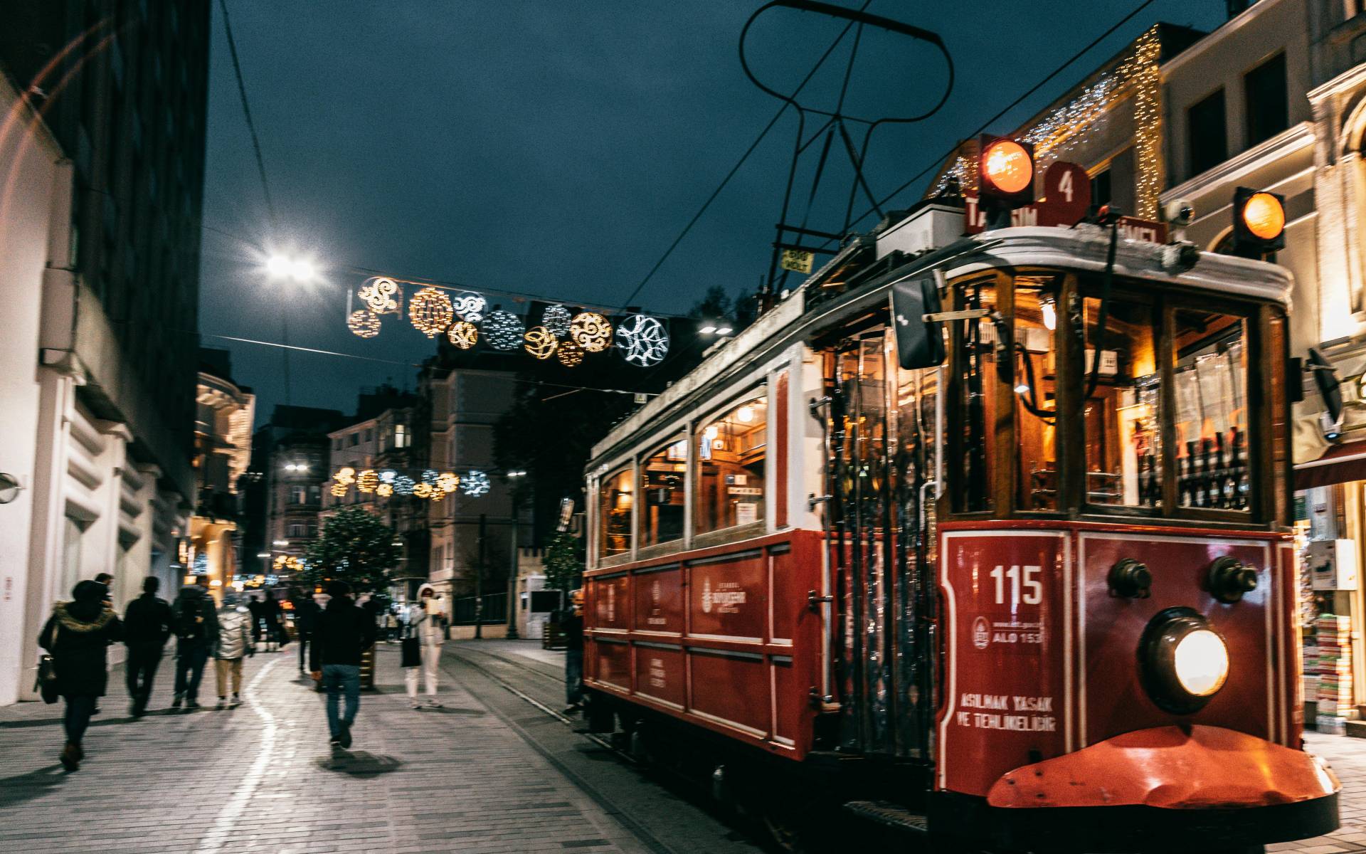 İstiklal Caddesi & Tünel – Şehrin Kalbinin Attığı Yer