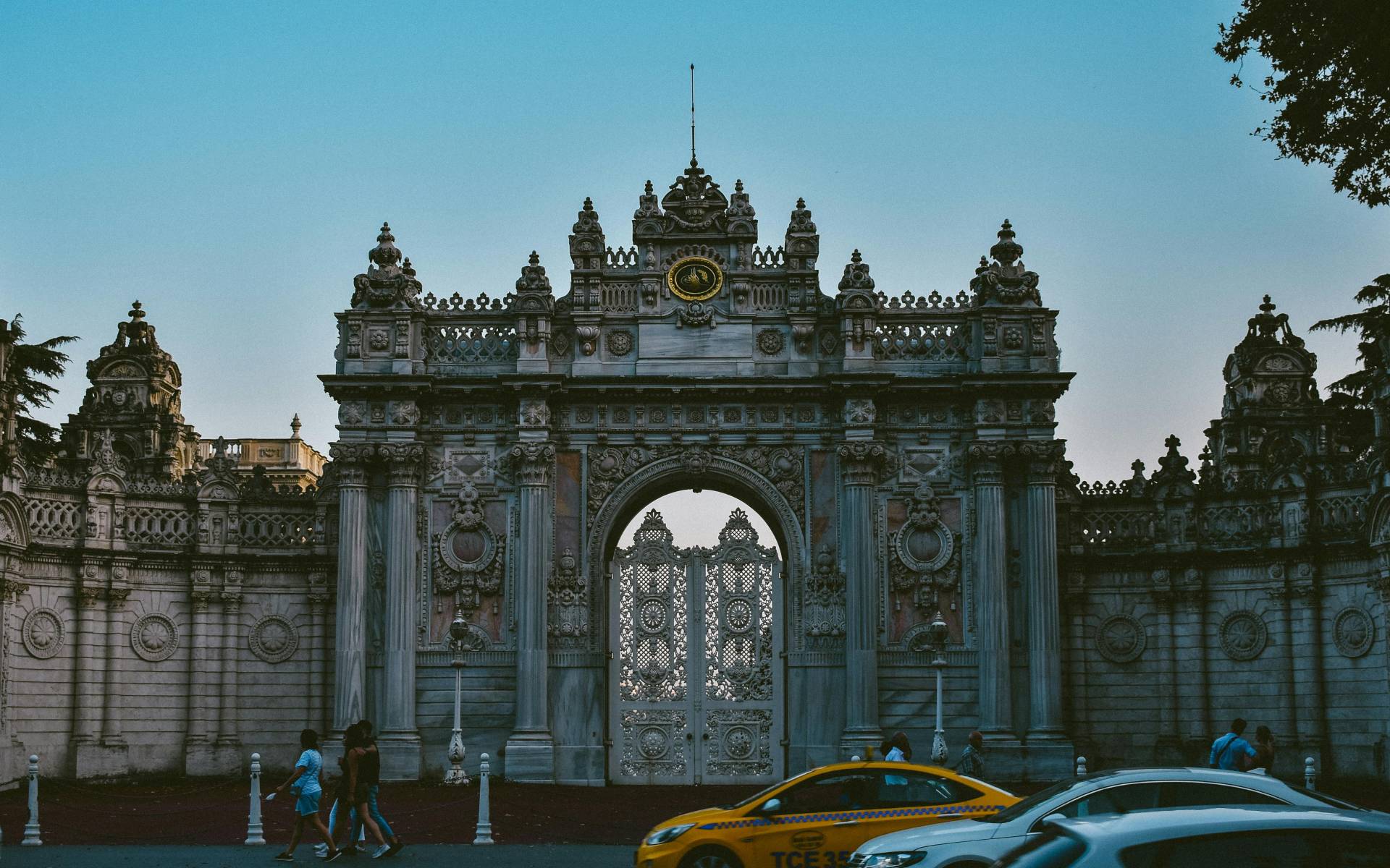 Dolmabahçe Sarayı – İhtişamın Simgesi