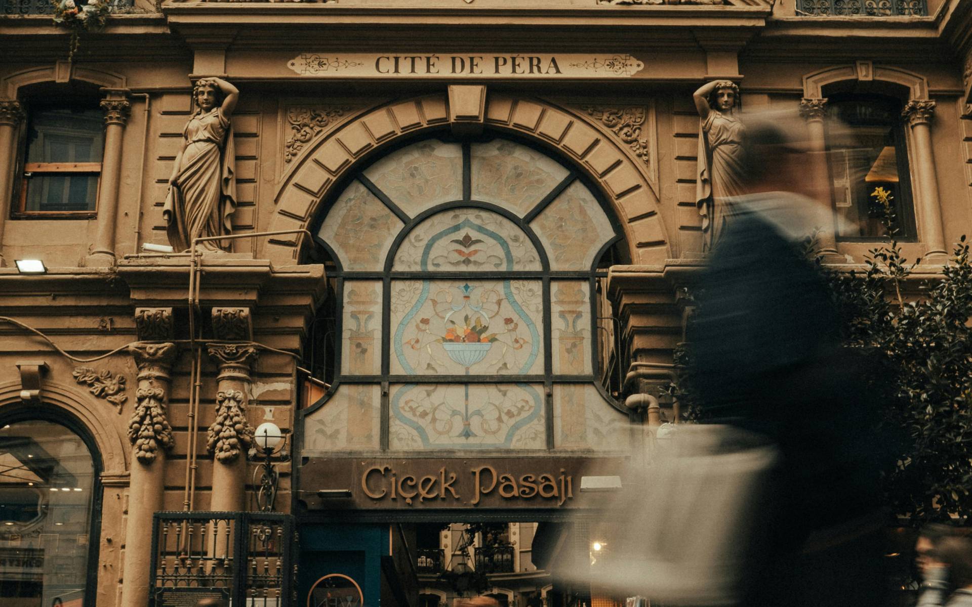 Pera & Çiçek Pasajı – Nostaljik Bir Akşam