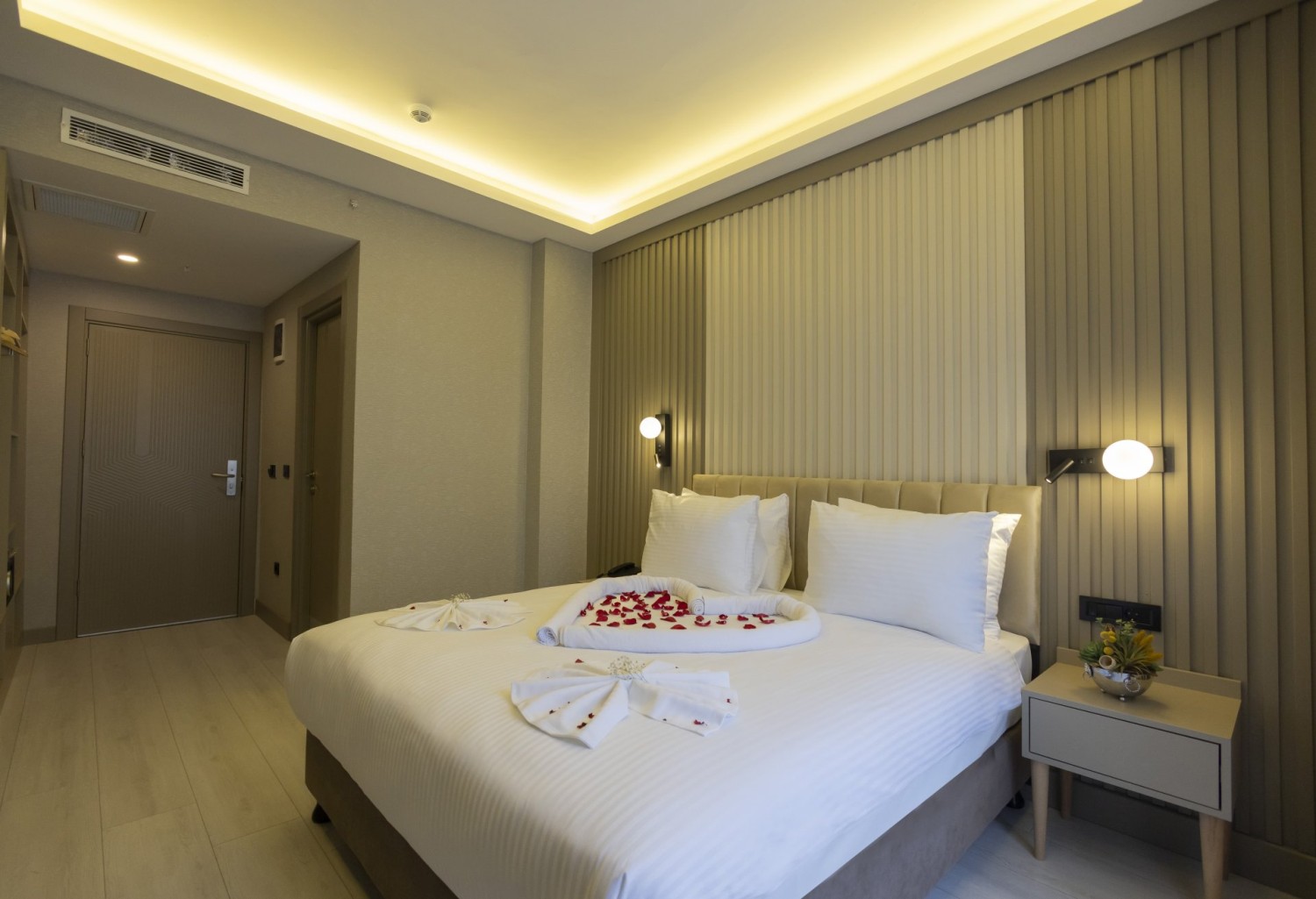 İstanbul'un merkezinde cazip bir konuma sahip olan Galata Glory Hotel, tesis genelinde ücretsiz Wi-Fi ve bahçe sunmaktadır. Yakınlardaki popüler ilgi çekici yerler arasında Taksim Metro İstasyonu, Taksim Meydanı Sultan Ahmet ve Süleymaniye Camii yer almaktadır.