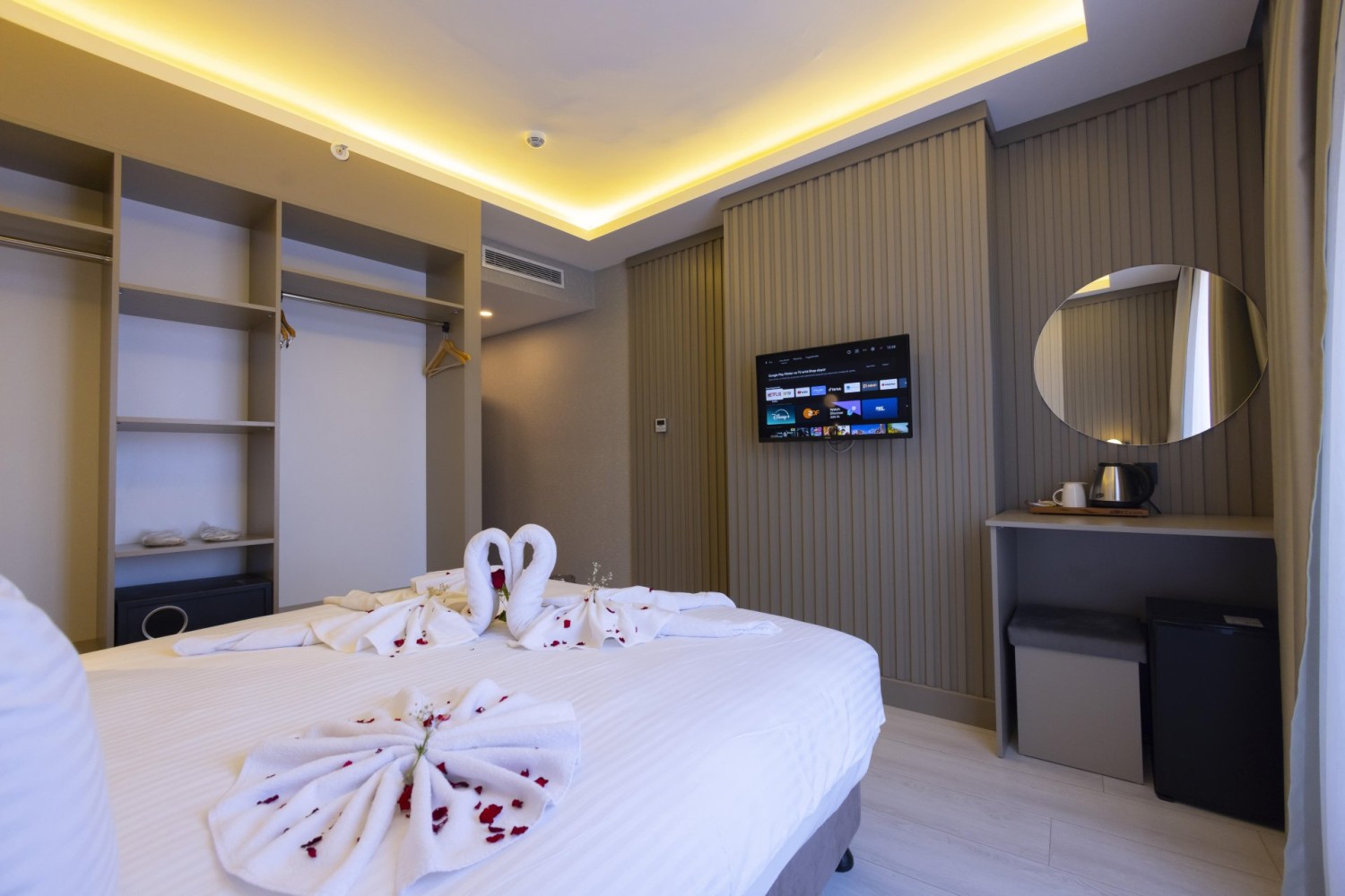 İstanbul'un merkezinde cazip bir konuma sahip olan Galata Glory Hotel, tesis genelinde ücretsiz Wi-Fi ve bahçe sunmaktadır. Yakınlardaki popüler ilgi çekici yerler arasında Taksim Metro İstasyonu, Taksim Meydanı Sultan Ahmet ve Süleymaniye Camii yer almaktadır.